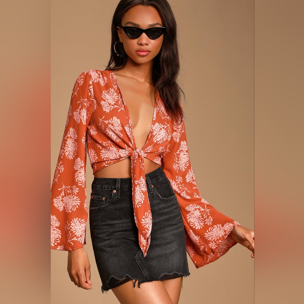 ☆ LULUS La Flor Tie Front Bell Sleeve Crop Top